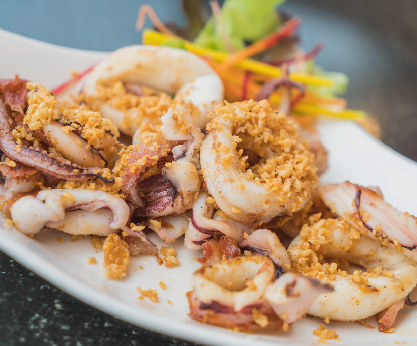 Plats de chipirons cuits au brasero de cuisson