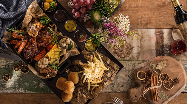 Repas chaleureux sur table en bois