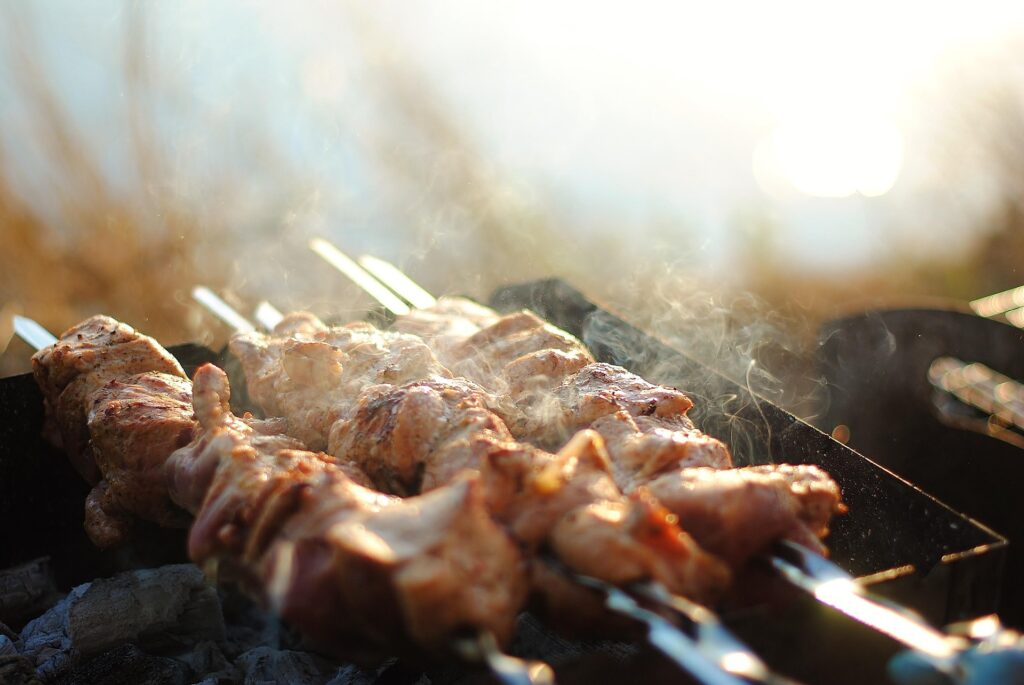 Viande grillant sur un brasero de cuisson