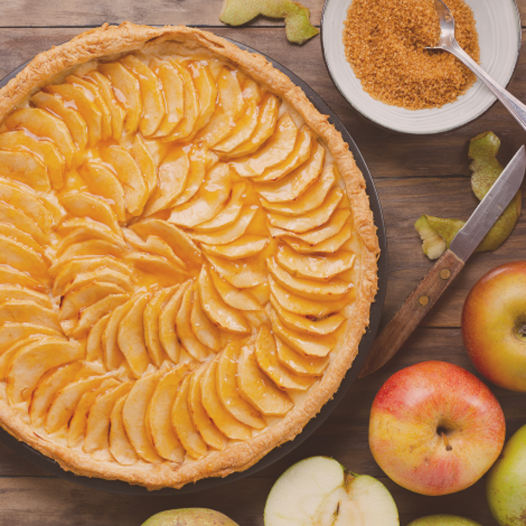 Tarte fine aux pommes caramélisées posée sur une table