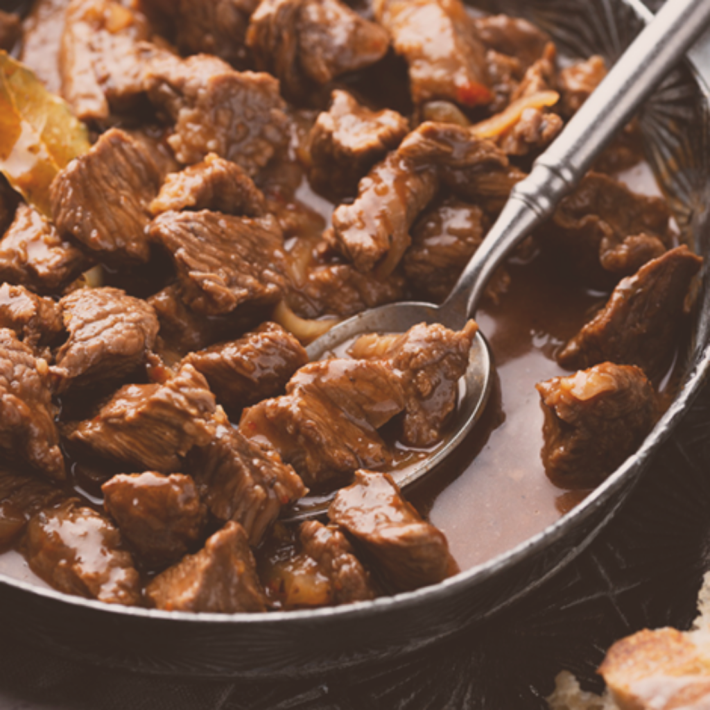 Plat d'axoa de veau cuisiné au brasero